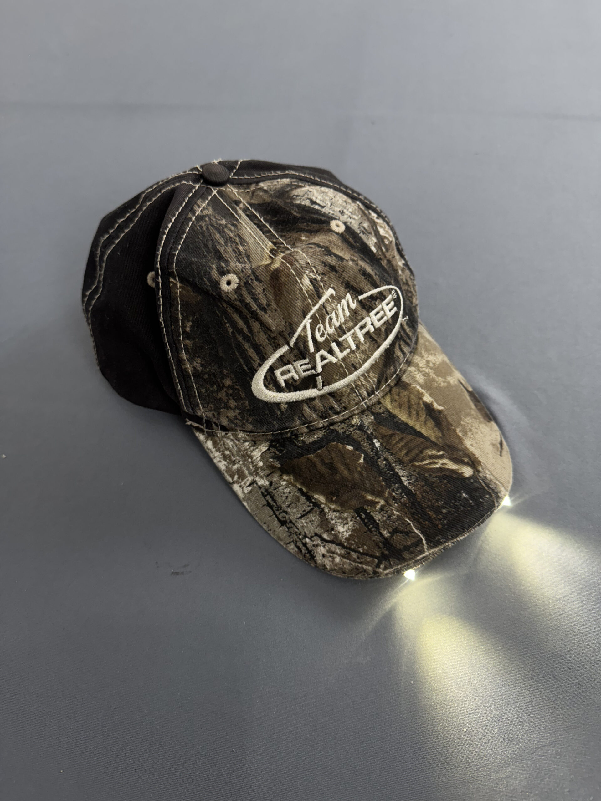 Boné Realtree com Lanterna Embutida